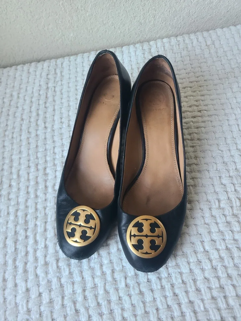 Tory Burch Black Leather Block Heel Pumps with Gold Logo Medallion Size 9.5